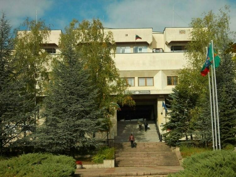 Знамената на Областна администрация – Смолян са спуснати на половина в деня на национален траур
