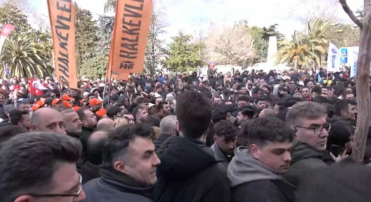 Турция в размирици: Протести след задържането на кмета на Истанбул, водни оръдия по улиците