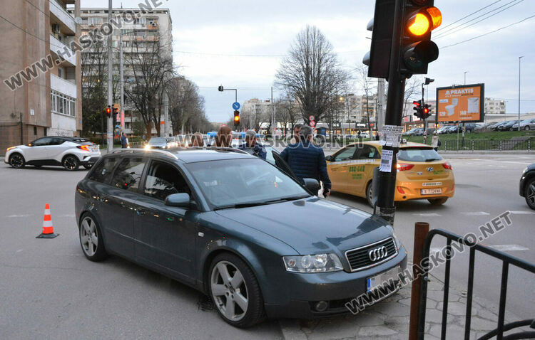 МВР: Водачът на „Аудито“ се е забил в светофара на „Раковски“ заради несъобразена скорост