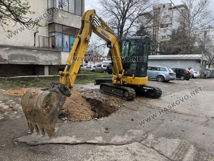 Служители на ВиК отстраниха авария в кв. „Дружба-2“ в Хасково