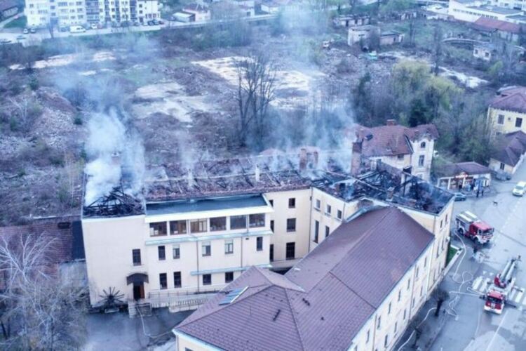Голям пожар изпепели покрива на гимназия в Трявна и унищожи кабинети