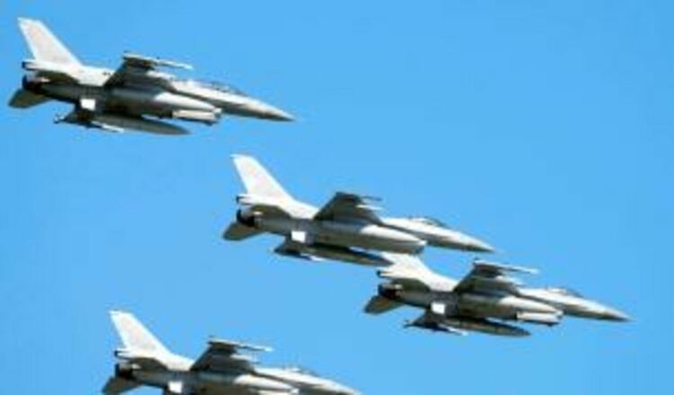 Полша вдигна военни самолети за защита на Украйна