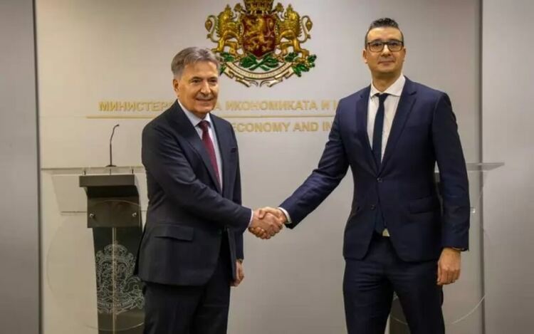 Икономическият министър бяга от отговори за държавния „хранмаг“