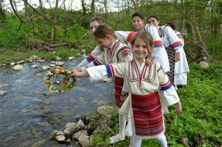 Цветница е, празнуват всички с имена на цветя