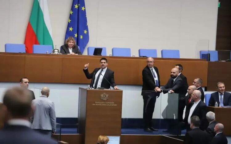 Със скандали и песни се води дебатът по вота на недоверие