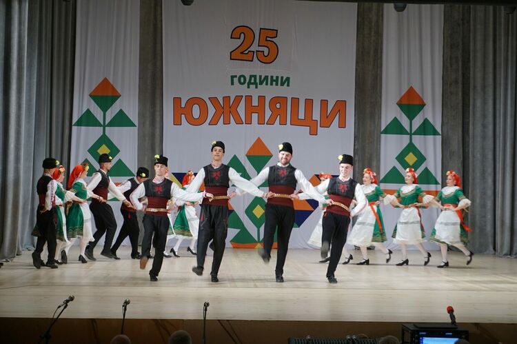 Танцов ансамбъл „Южняци“ отбеляза 25 години от създаването с голям концерт
