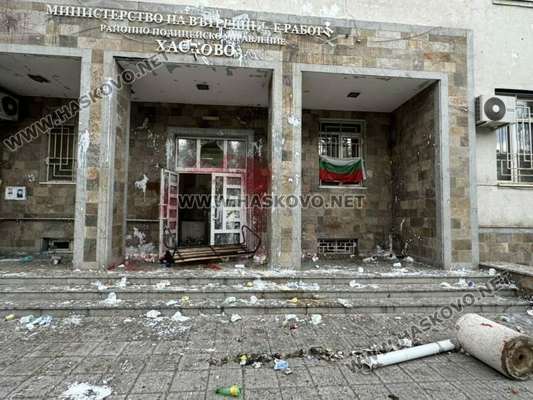 Вандалщина по сградата на полицията в Хасково