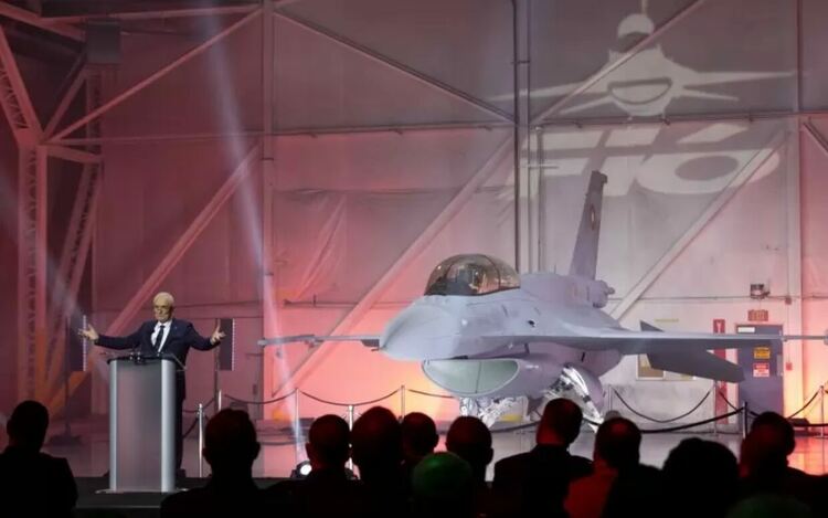 ЕК следи отблизо казуса с българския F-16
