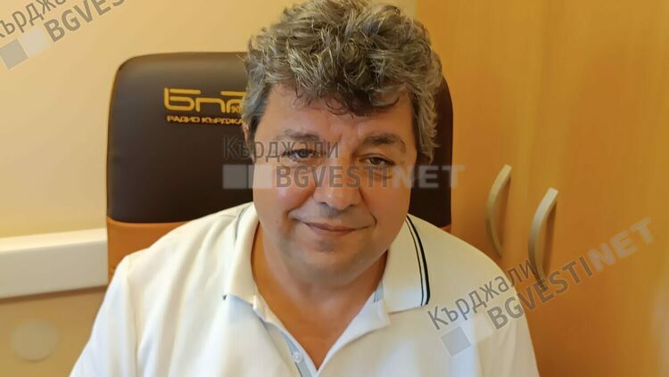 Колегите от Радио Кърджали отбелязват рожден ден, канят кърджалийци на хоро пред Дома на културата