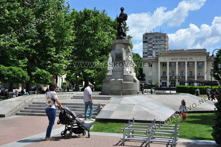 Променливо време, очакват се гръмотевични бури следобед