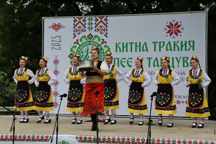 Излъчиха победителите в Националния събор „Китна Тракия пее и танцува“ в Хасково