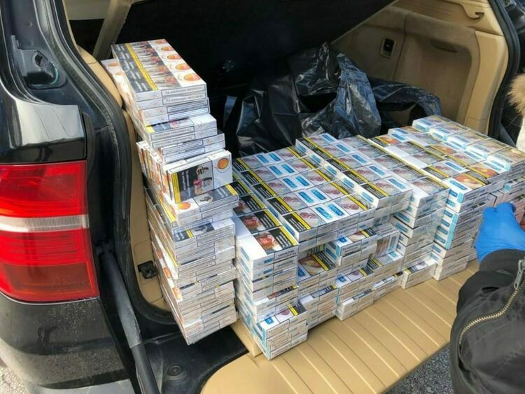 Конфискуваха близо 26 000 безакцизни цигари от кола и автобус
