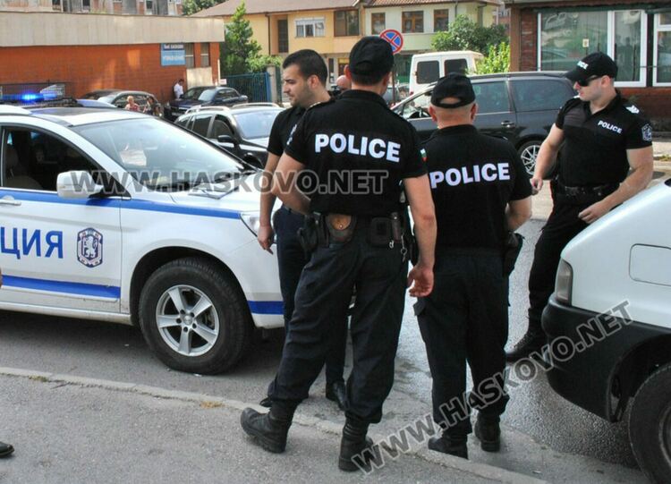 Четири деца и мъж са задържани с наркотици в Хасково, Димитровград и Харманли