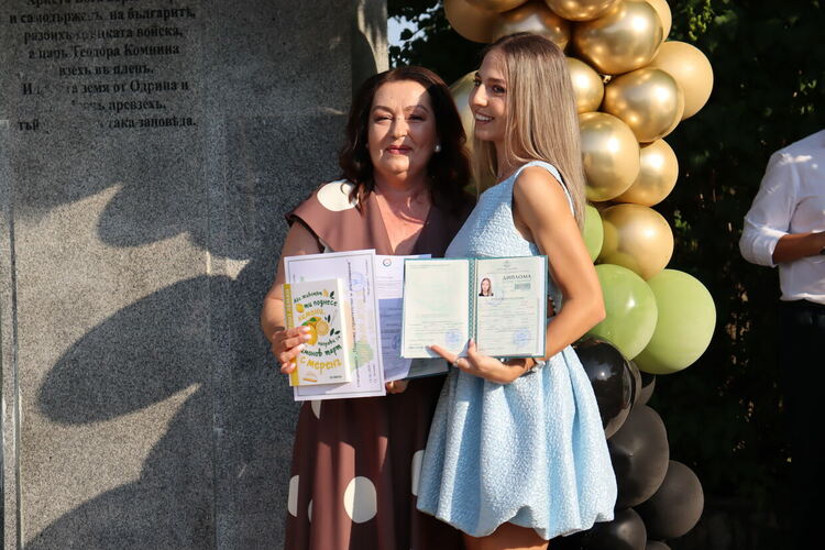 Тържествено връчиха дипломите на зрелостниците от ПГДС-Хасково, 18 са отличниците