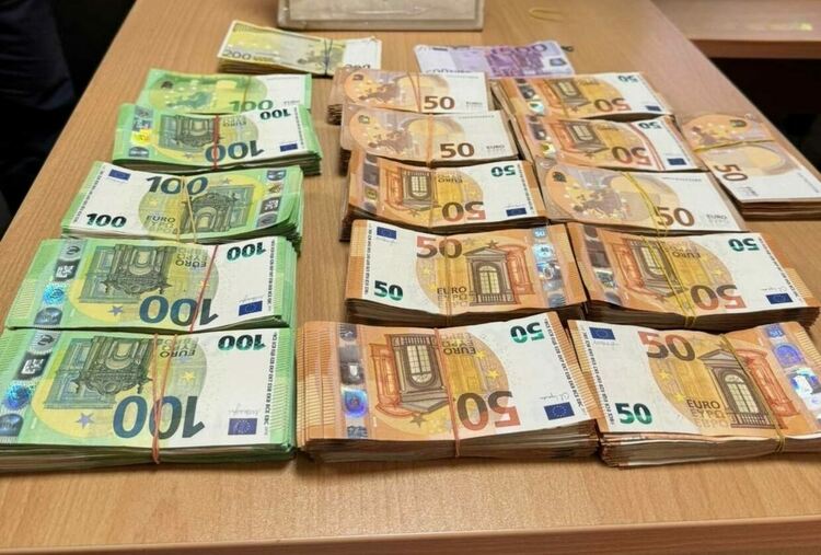 Откриха валута за близо 400 000 лева в два товарни автомобила