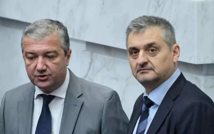 Управляващите създават нови постове за партийни назначения