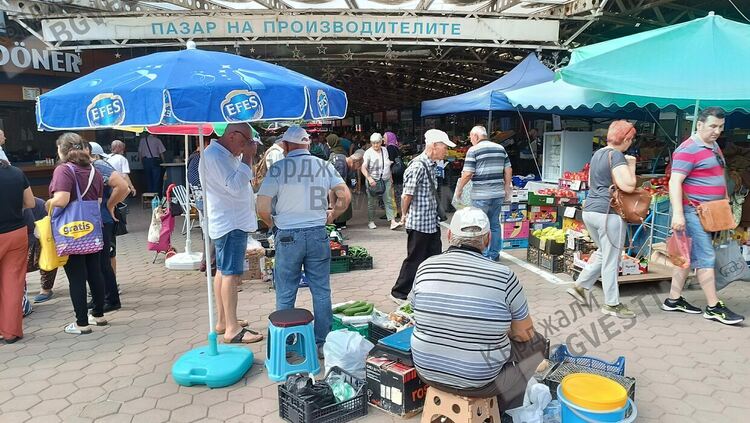 Търговците окупираха трайно Пазара на производителите в Кърджали, изтласкаха производителите  в периферията