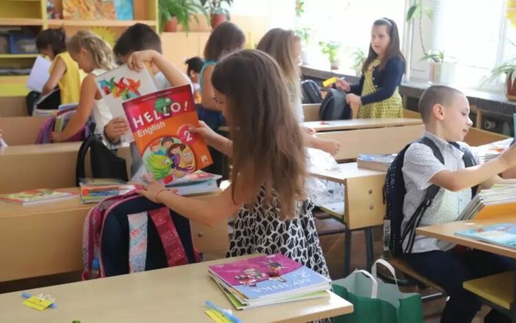 Насред лято МОН търси кой да пише рамката за новите учебни програми