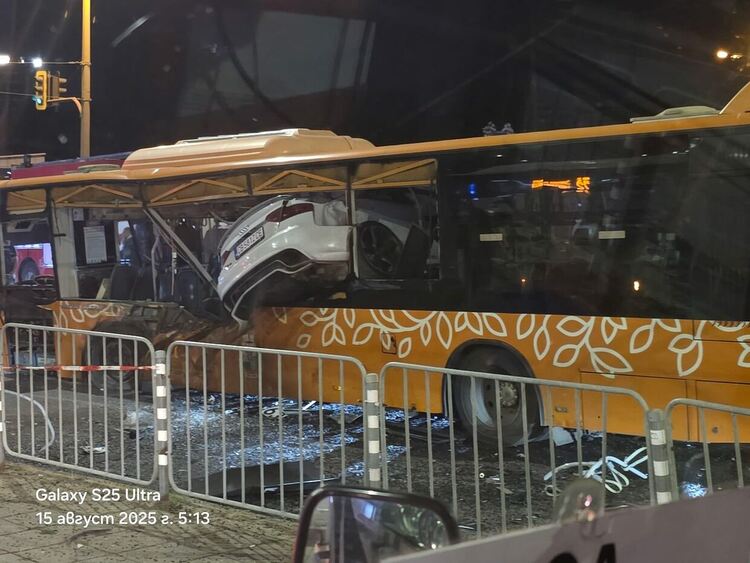 Зверска катастрофа: Кола се вряза в автобус в София, има загинал и ранени