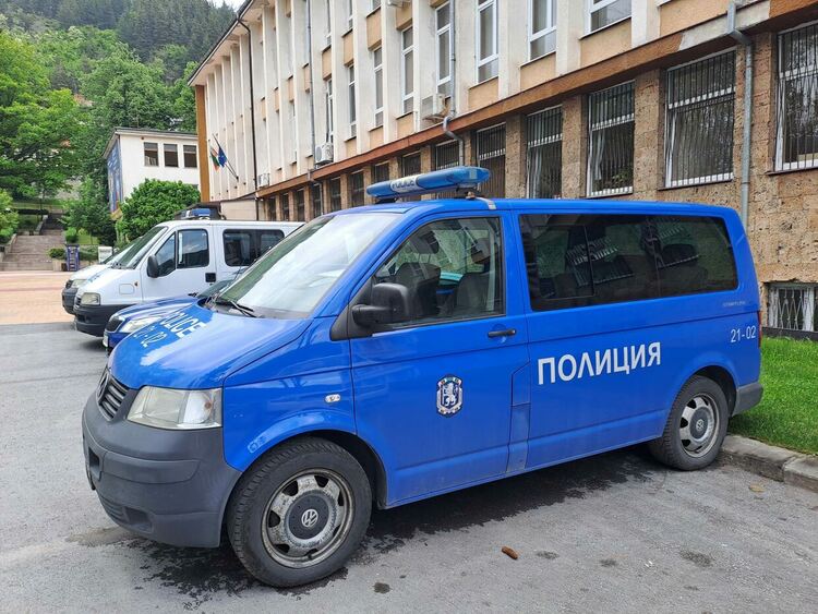 Задържаха мъж за домашно насилие в Смолян