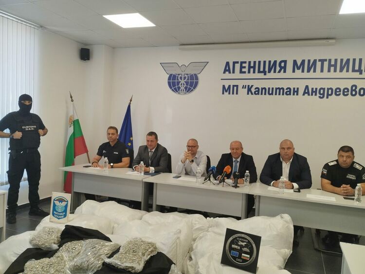 Задържаха рекордно количество от близо 740 кг марихуана за над 11,8 млн. лв. в тир