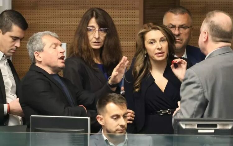 Управляващите бързат със затвора за намеса в личния живот