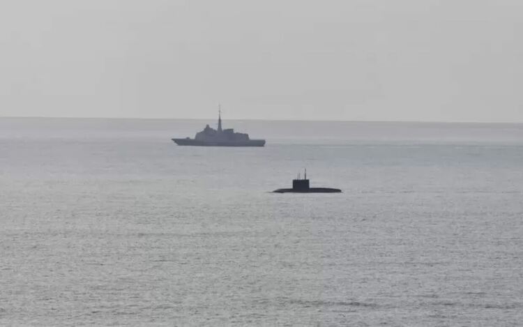 Руска подводница изплува край Франция