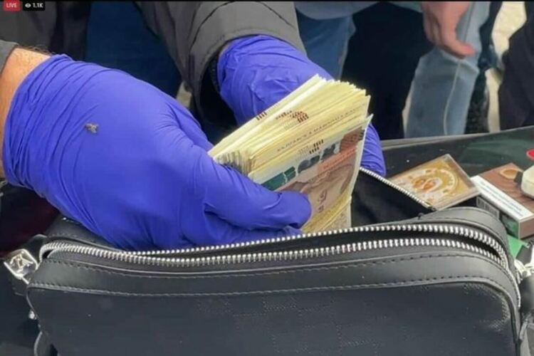 Пачка петдесетолевки, граждански арест в ромска махала в изборен ден. Според полицията няма купуване на гласове