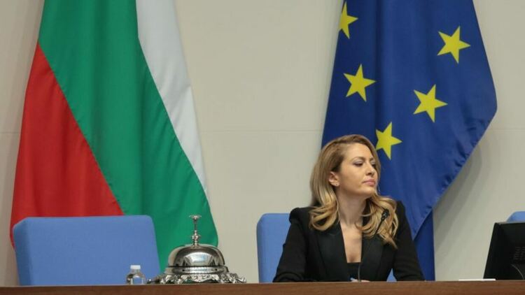 Рая Назарян е избрана за председател на НС. Тя отново е потенциален служебен премиер