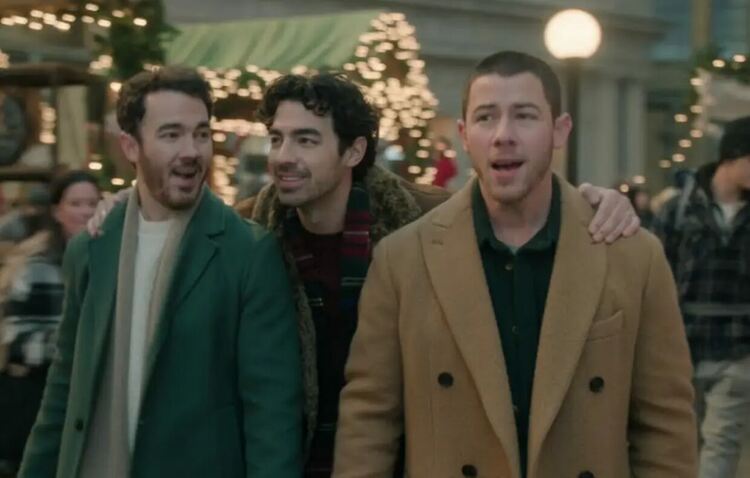 Jonas Brothers посрещат празниците с „Coming Home This Christmas“