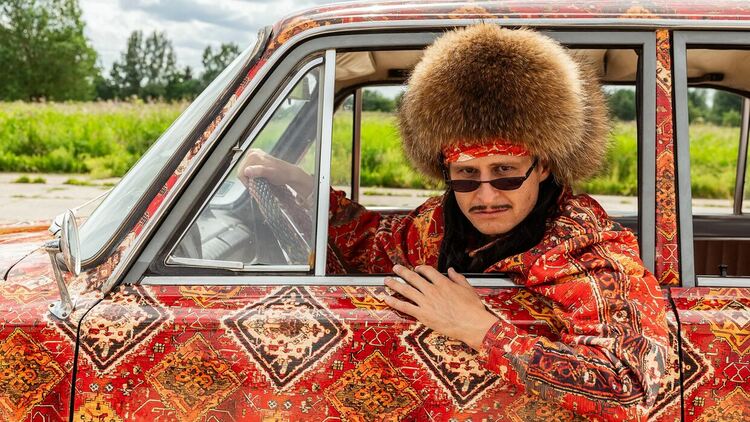 Oliver Tree се завръща към корените си с издаването на най-новия си сингъл