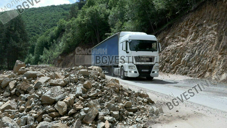 Възстановено е движението по пътя Девин – Михалково – Кричим