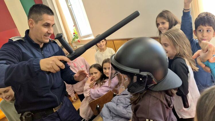 Ученици влязоха в полицията за Деня на безопасността на движение по пътищата