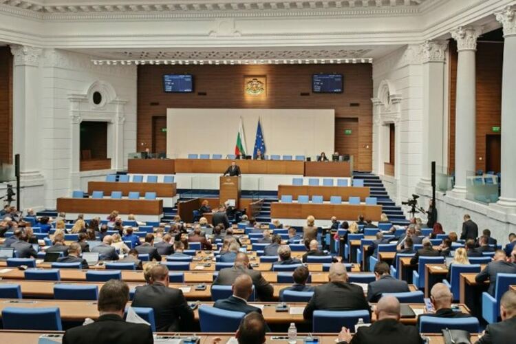 „Безобразията продължават“: НС обсъжда закон без да е одобрен от ресорната комисия