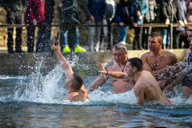 Община Перник, църковното настоятелство към храм „Св. Иван Рилски“ и Дворецът на културата организират литийно шествие и ритуално вадене на кръста на Йордановден