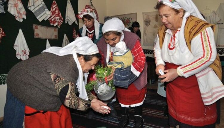 Днес е Бабинден – денят на акушерките и родилната помощ