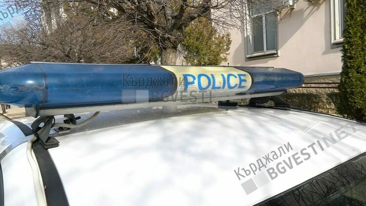 Лек автомобил се е запалил по време на движение в Кърджали, двама шофират без „Гражданска отговорност“