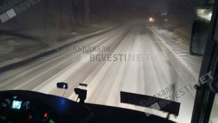 23 машини чистиха снега по пътищата на област Кърджали, няма закъсали автомобили