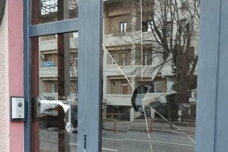 Вандал потроши вратата на посолството ни в Скопие