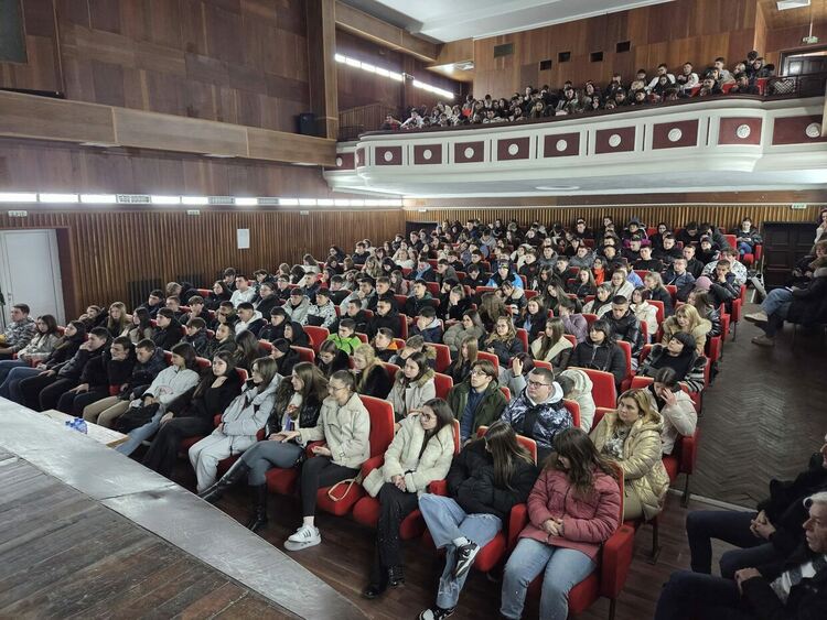 Полицаи  обучаваха ученици от Рудоземско за рисковете в интернет