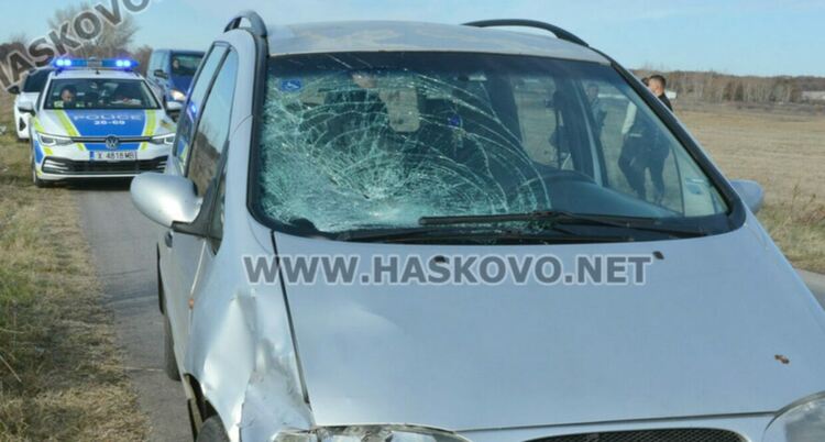 Трима потрошиха паркирана кола, мъж наряза гумите на „Шкода“