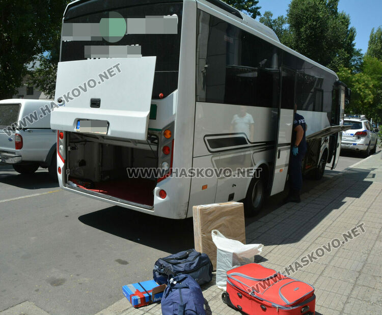 Спипаха двама пътници в автобус с 24 000 цигари без бандерол и 140 стоки менте