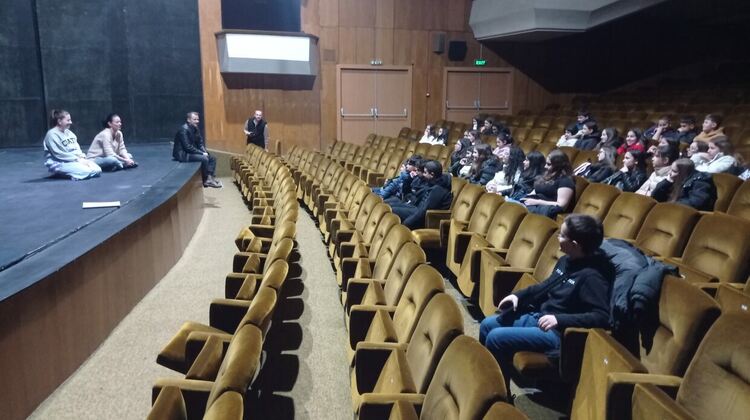Ученици от СУ „Йордан Йовков“ надникнаха зад кулисите на „Пепеляшка“