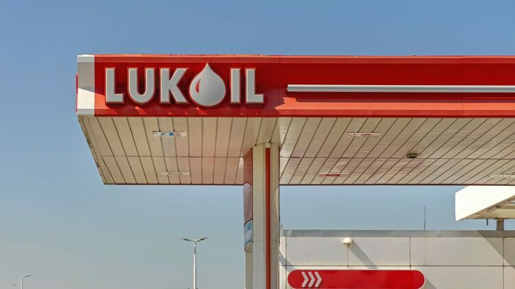 „Лукойл“ се договори с американската Carlyle за продажба на международните активи