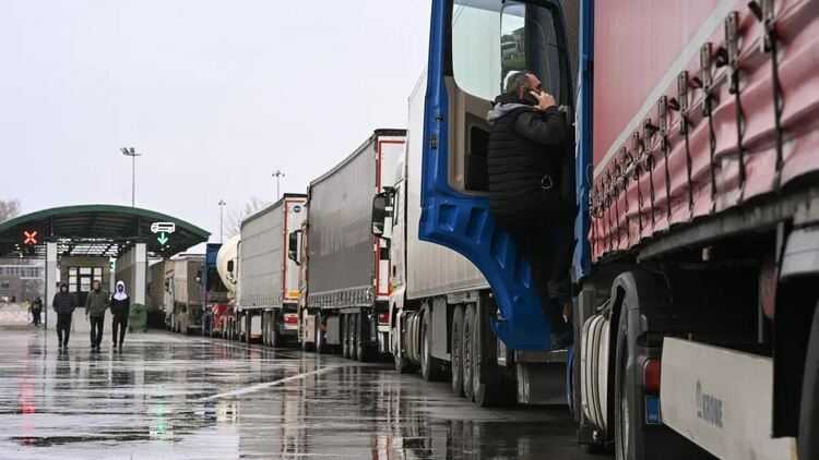 Превозвачите от РСМ прекратиха блокадите по границата ни, сръбските затвориха всички пунктове