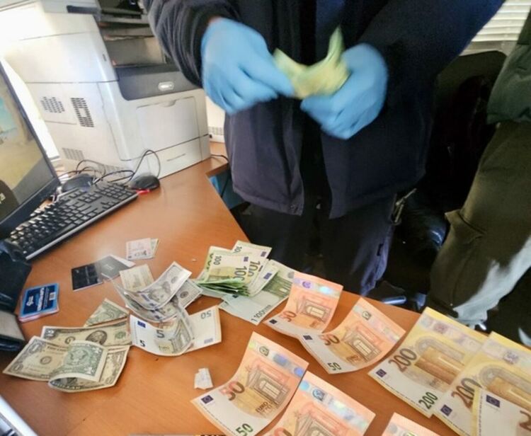 Задържаха преносител на фалшиви долари и евро