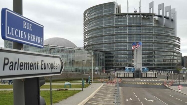 Европейският парламент одобри заем от 90 млрд. евро за Украйна