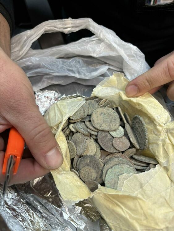 Задържаха над 4000 старинни монети и предмети в товарен автомобил