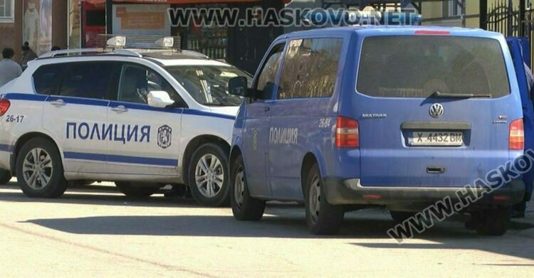 Двама млади мъже са задържани с наркотици