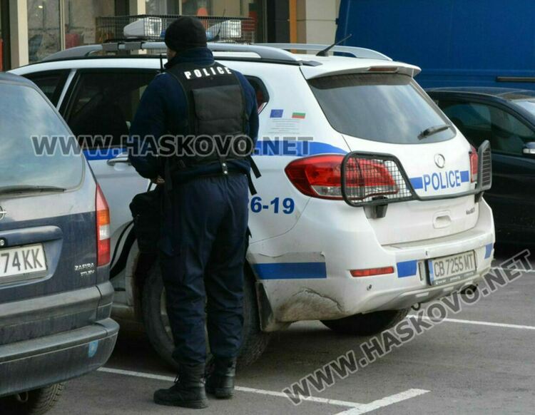 Трима са задържани за кражби на пари, банкови карти и мобилни телефони